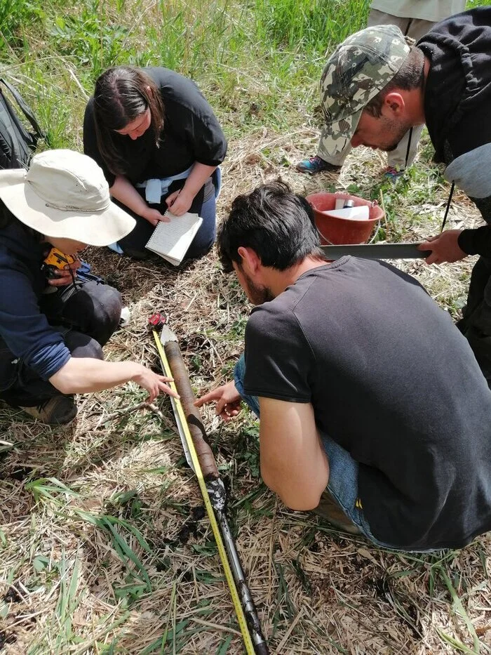 Археологи на розкопках в Saint-Gond 